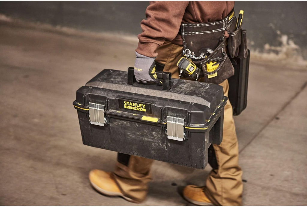  STANLEY FATMAX Boîte à Outils Étanche 58 Cm - Résistant à L'Eau - Grande Capacité De Rangement - Rainure En V Pour Coupe D'Appoint - Poignée Bi-Matière - Attaches Anti-Corrosion 1-94-749