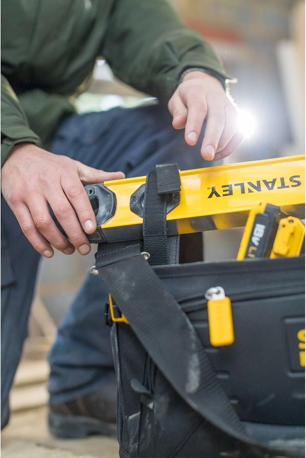  STANLEY Fmst1-80146 Panier Porte-Outils Gamme FATMAX - Base Rigide Étanche - 600 Deniers - Nombreuses Poches - Poignée Acier - Sangle D'Épaule Détachable