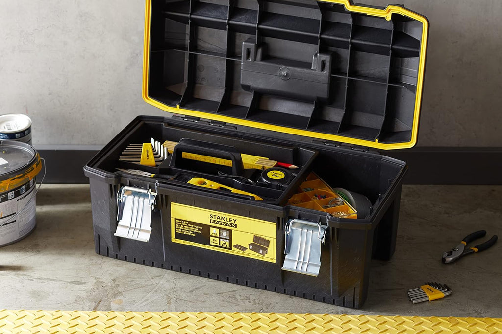  STANLEY FATMAX Boîte à Outils Étanche 58 Cm - Résistant à L'Eau - Grande Capacité De Rangement - Rainure En V Pour Coupe D'Appoint - Poignée Bi-Matière - Attaches Anti-Corrosion 1-94-749