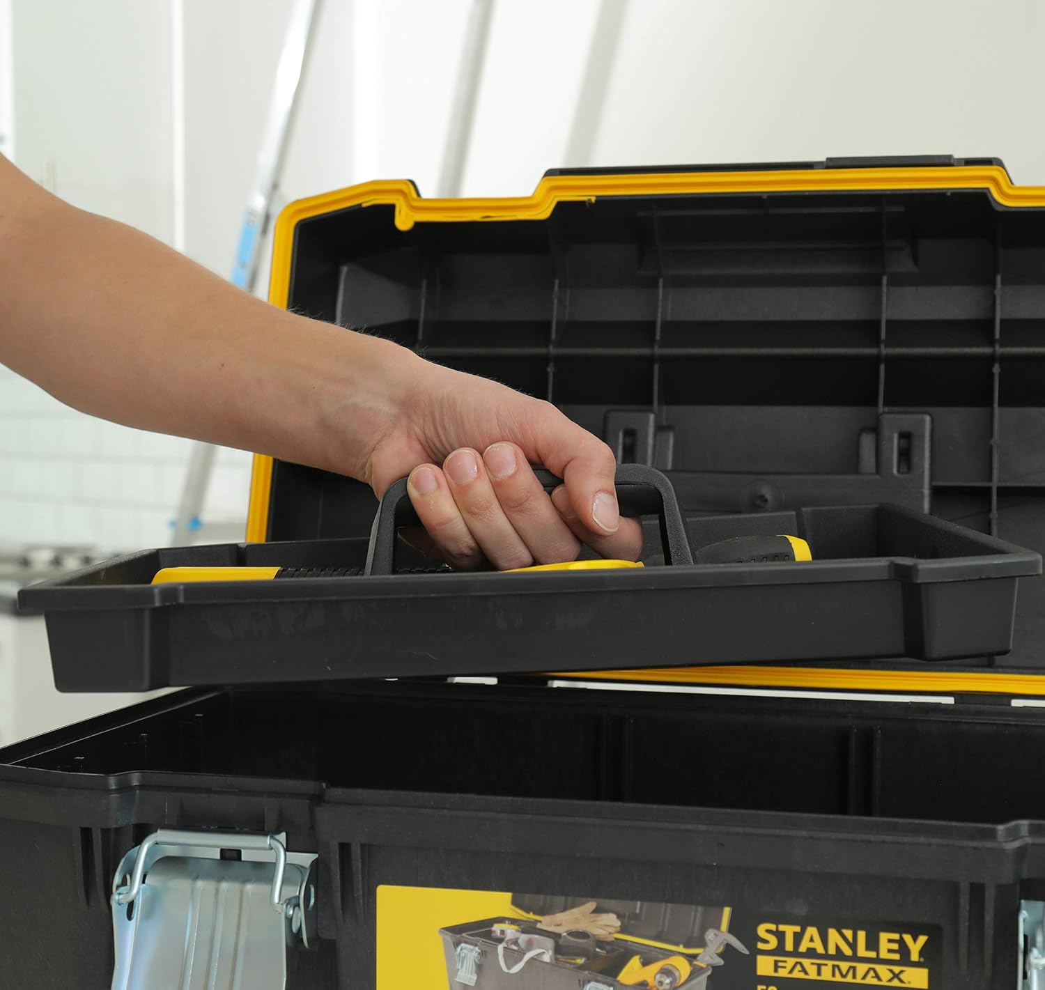  STANLEY FATMAX Boîte à Outils Étanche 58 Cm - Résistant à L'Eau - Grande Capacité De Rangement - Rainure En V Pour Coupe D'Appoint - Poignée Bi-Matière - Attaches Anti-Corrosion 1-94-749